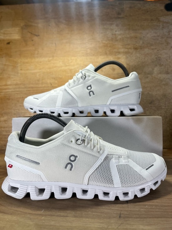 On Running Shoes - On Cloud 5 REFLECTIVE LIGHTWEIGHT Womens Size 9 Running Shoes Sneakers White